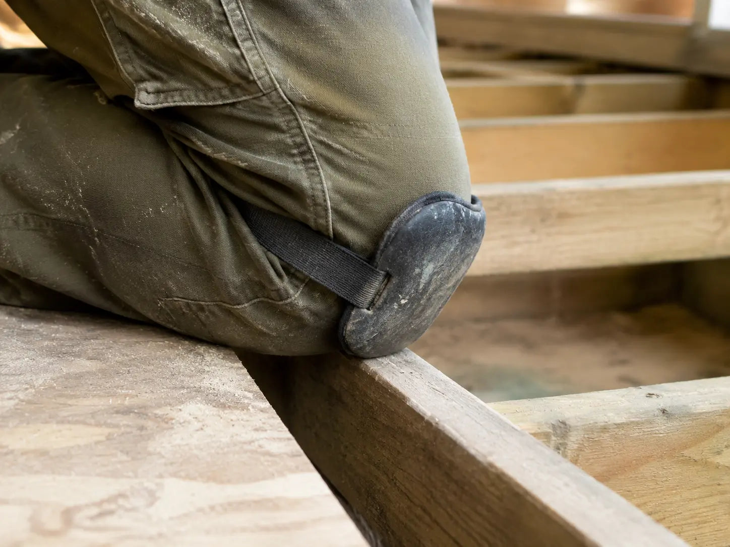 Compact knee protection contacting a narrow timber working surface